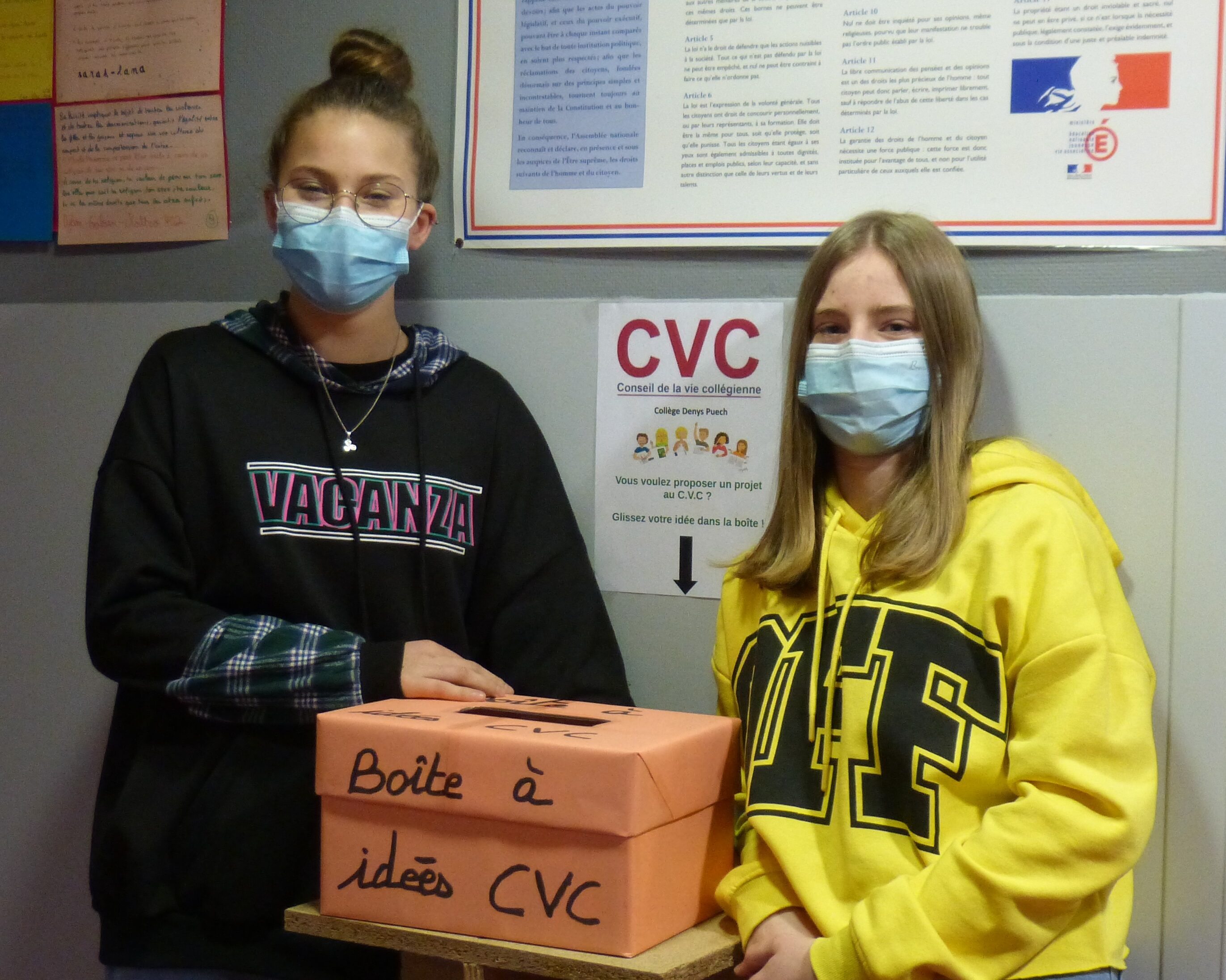 deux délégués avec la boîte à idée du cvc.jpg